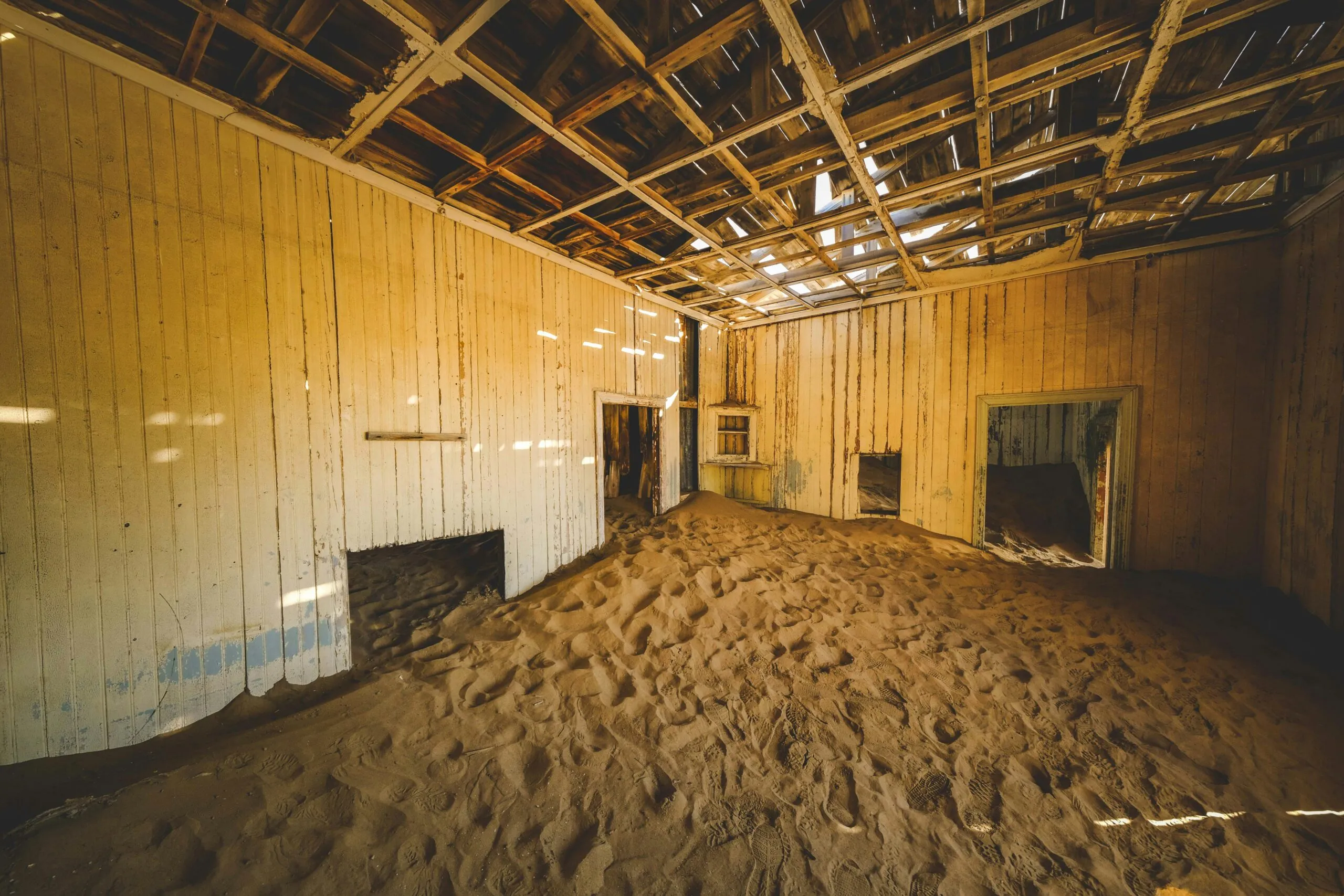 A room with a lot of sand inside of it