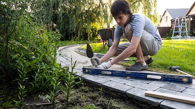Selflaying of concrete paving slabs in the courtyard of the house do it yourself DIY