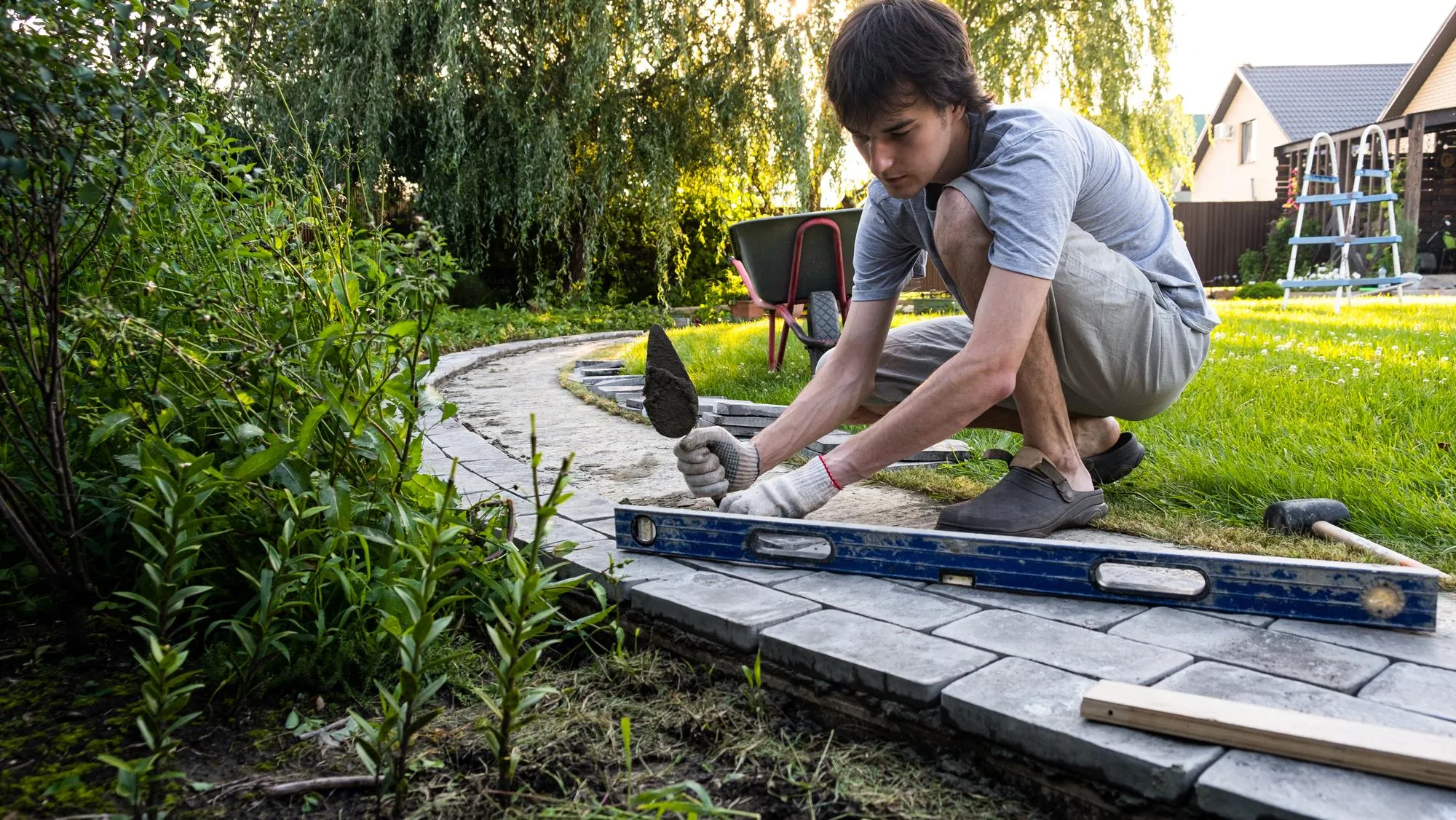 Selflaying of concrete paving slabs in the courtyard of the house do it yourself DIY