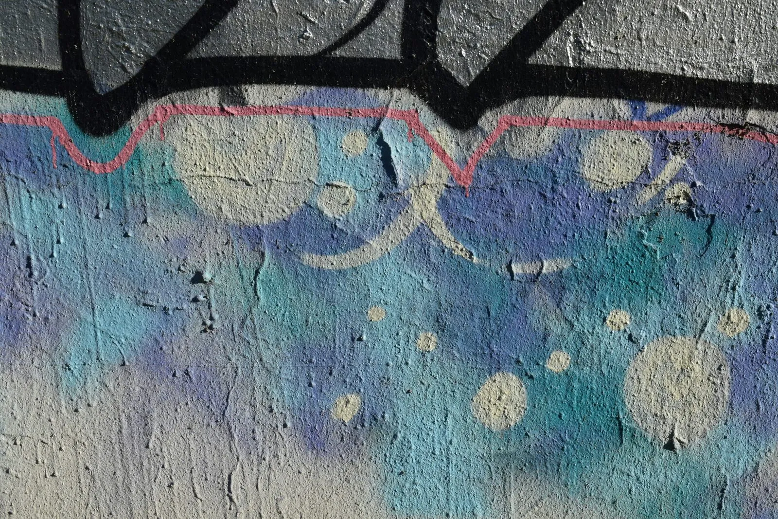 a wall that has some graffiti on it