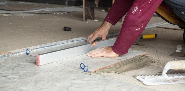 Laying floor ceramic tile Renovating the floor