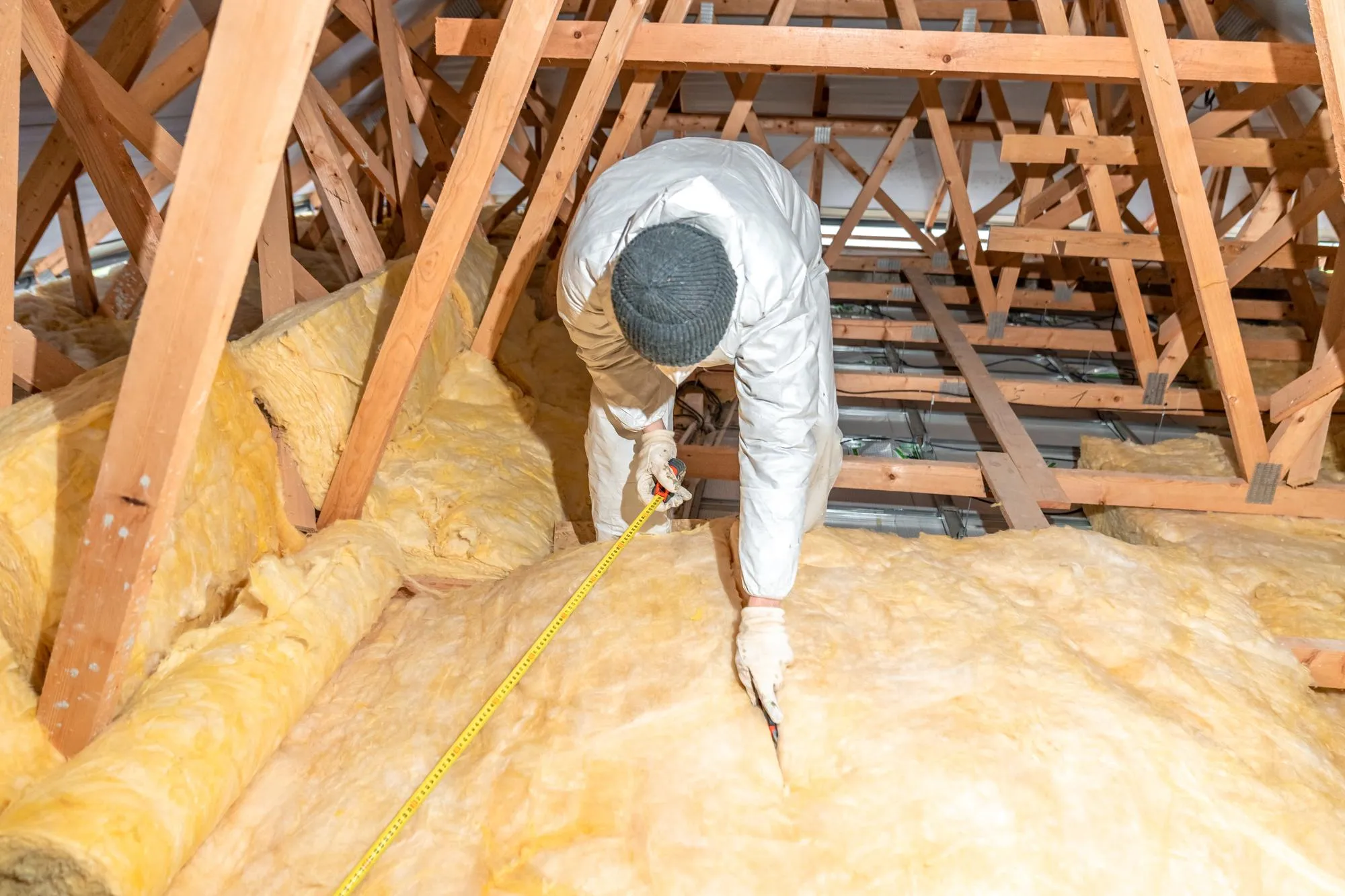 Cutting glass wool when insulating the ceiling on the roof