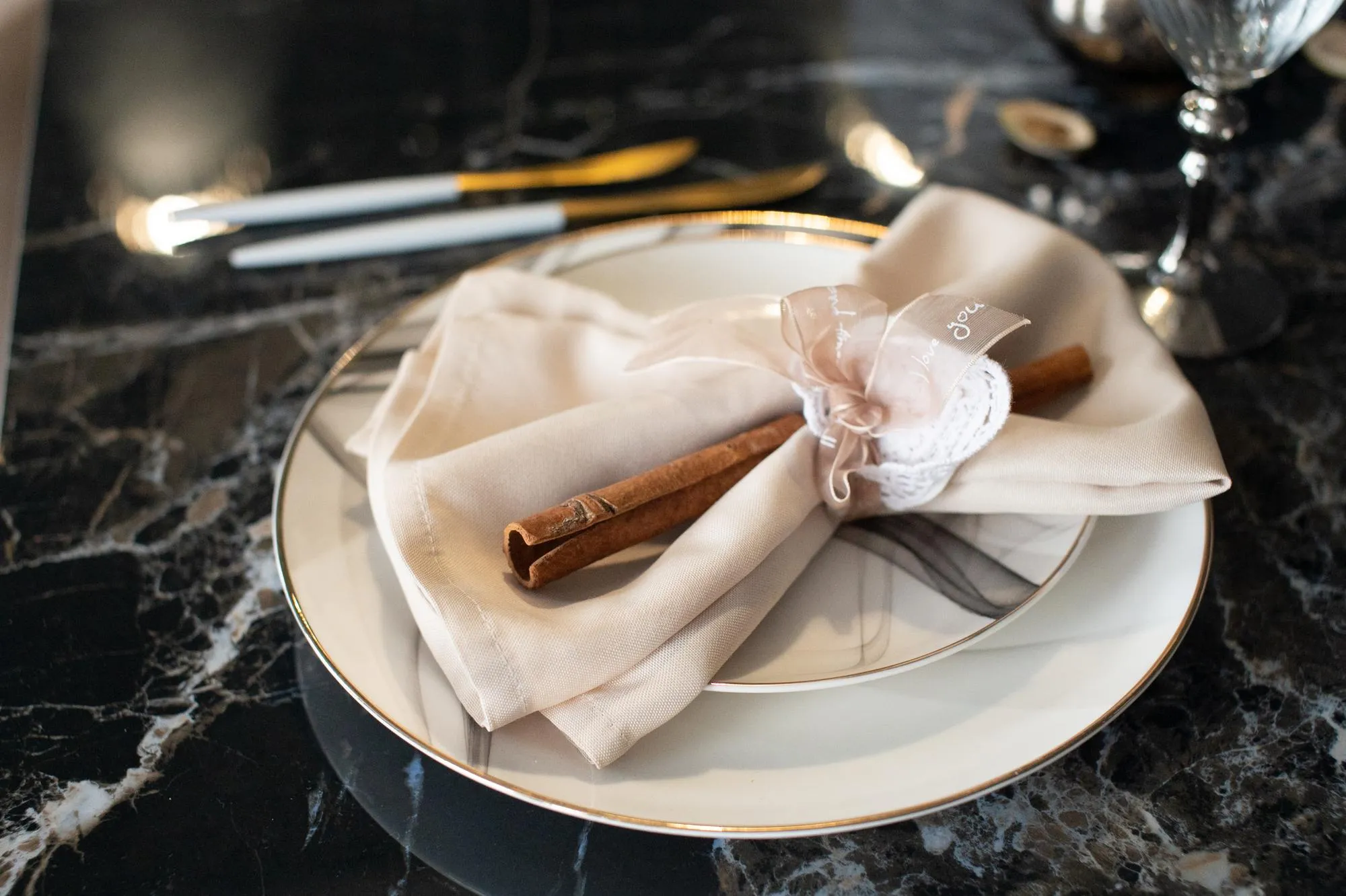 The dinner service is on the Christmas table