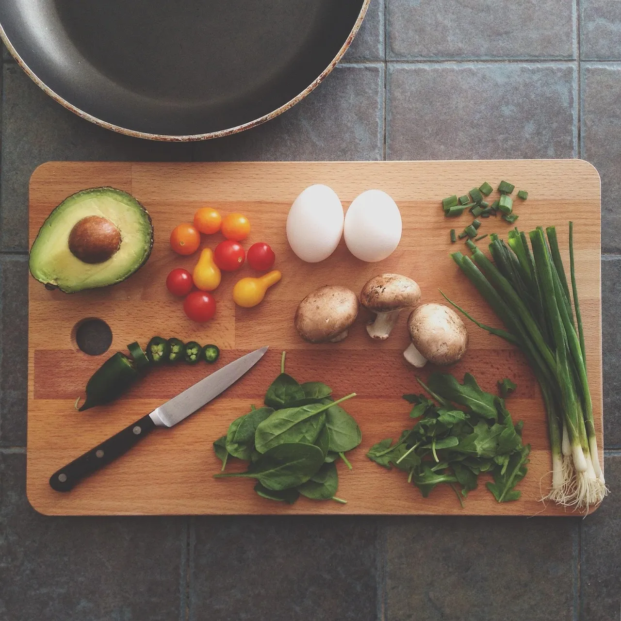 avocado, chopping board, ingredients, produce, groceries, fresh produce, food preparation, vegetables, cut, chop, kitchen, cooking, eggs, food, frying pan, healthy, knife, mushrooms, kitchen, cooking, cooking, cooking, cooking, cooking