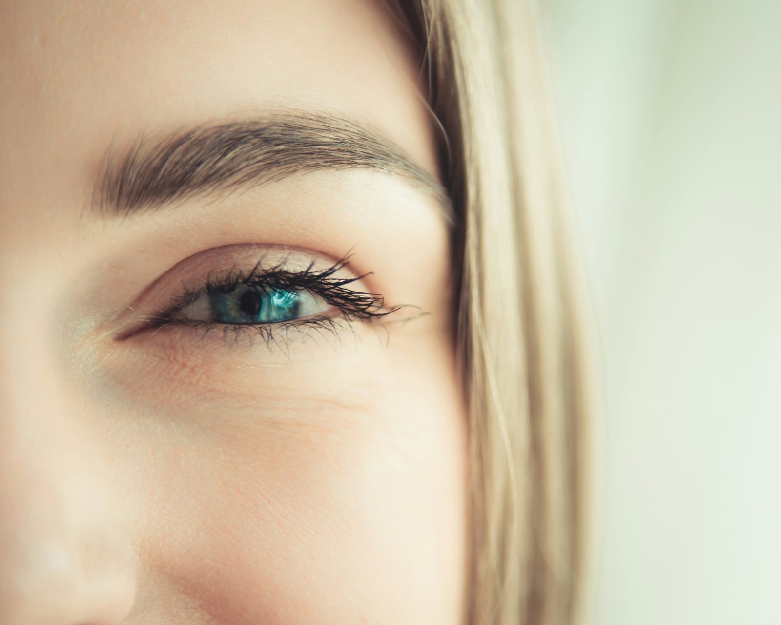 woman's green eye