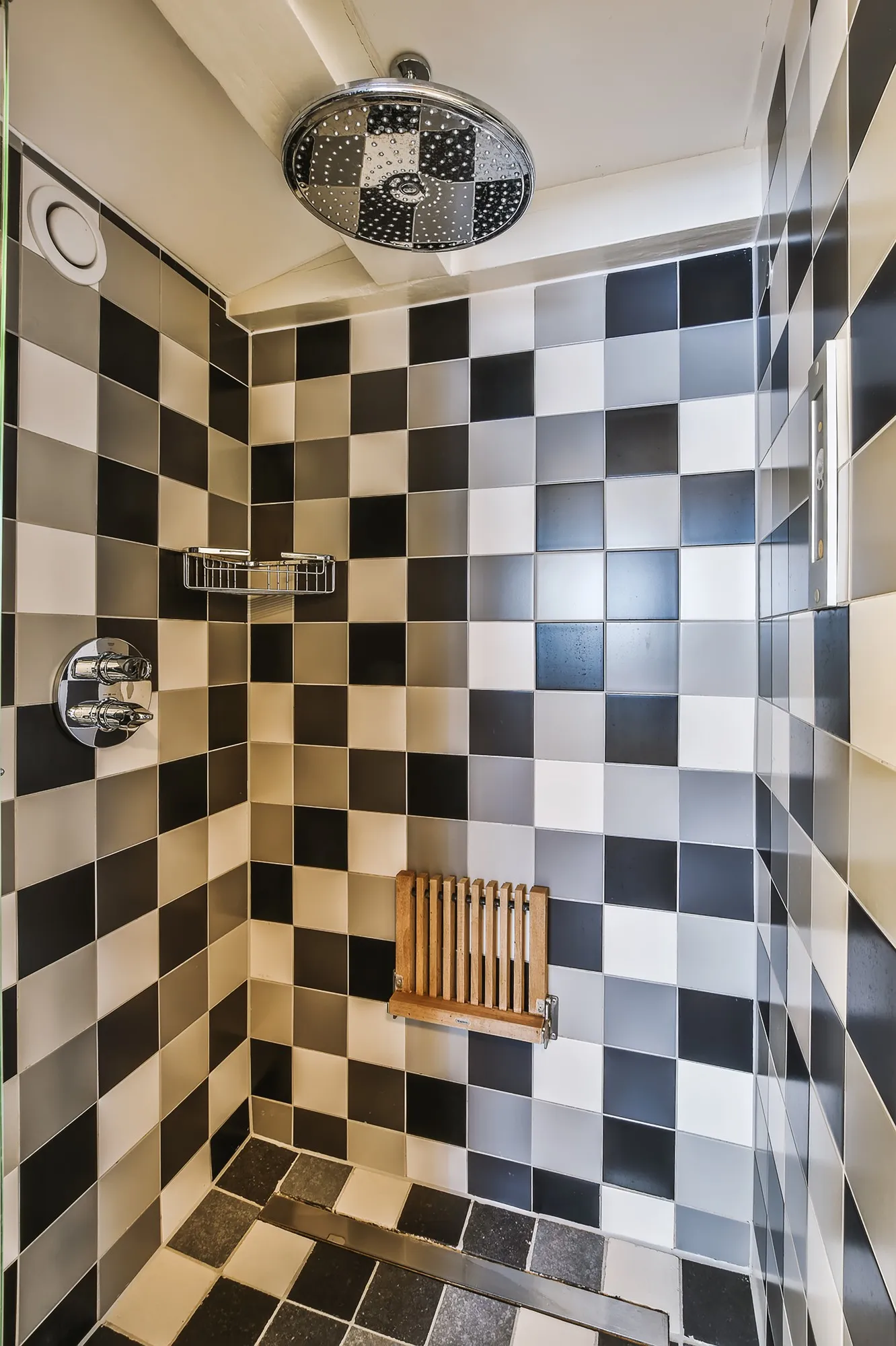 Interior design of beautiful and elegant bathroom