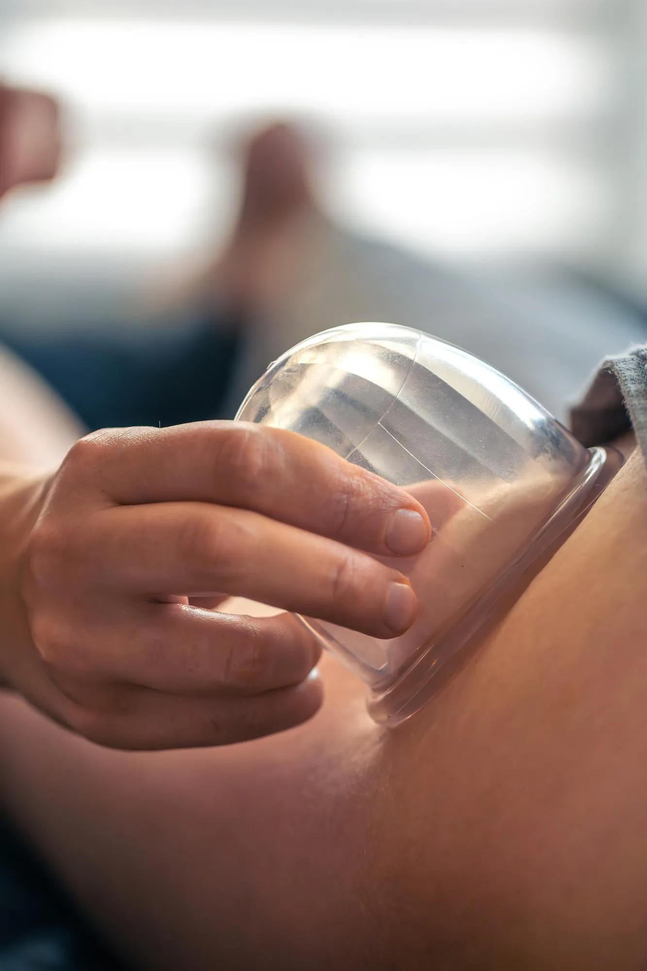 Vacuum cup on outer thigh for contour thigh shaping