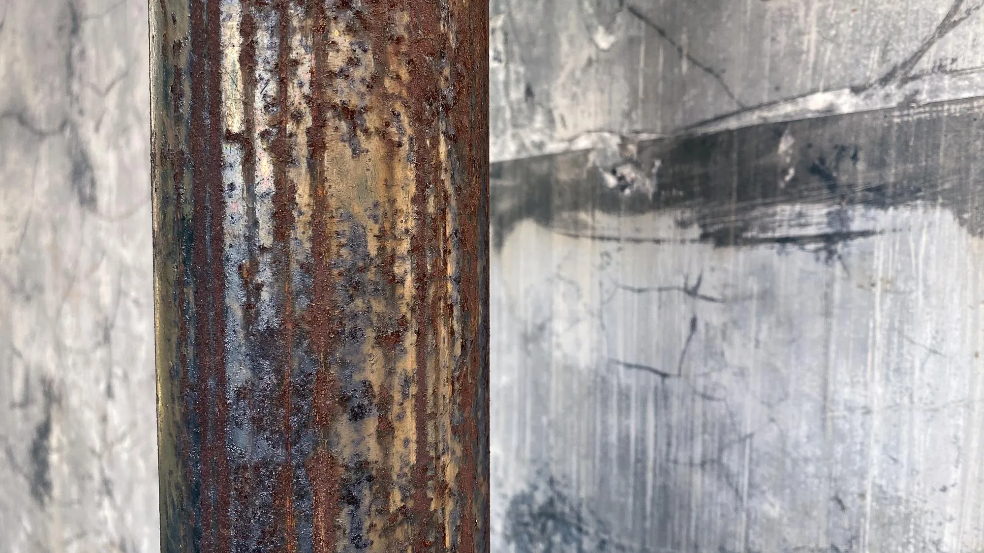A close up of a metal piece with the words'iron'on it