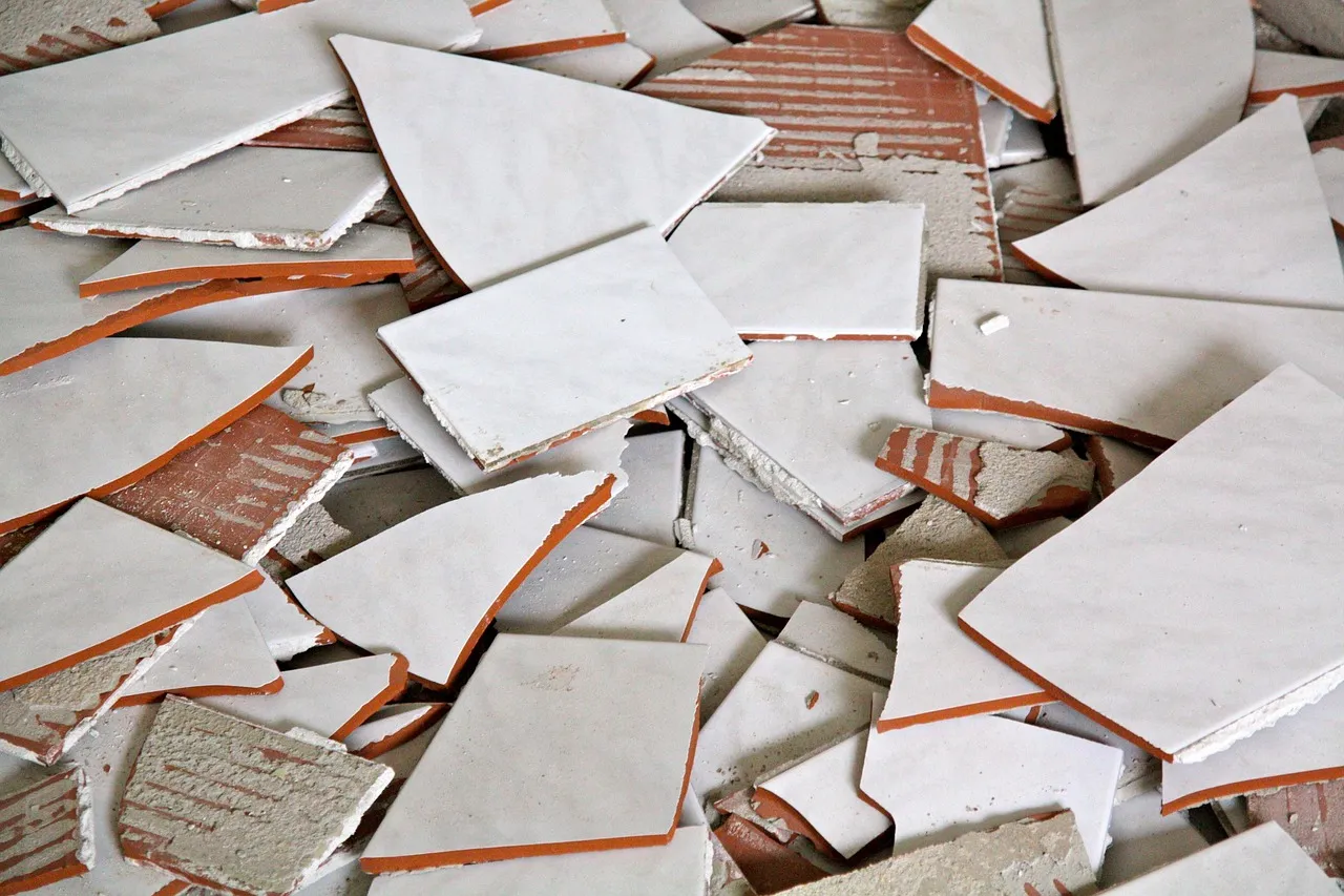 płytki, złamany, połamane płytki, budowa, materiał, ceramiczny, naprawic, praca, dekarstwo, brudny, pęknięty, uszkodzony, rozbite, biały