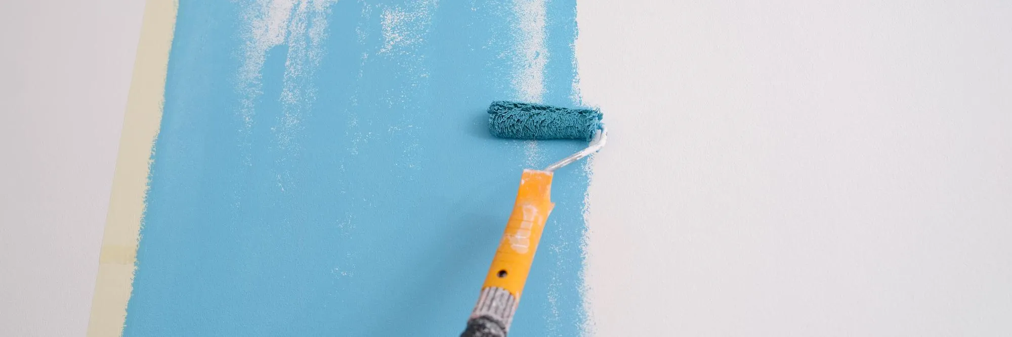 Hand painted wall painting walls with roller in blue repair of apartments