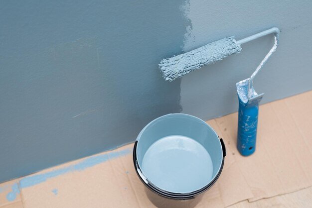 Painting the wall with a roller in blue color