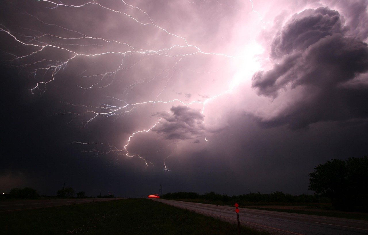 lightning, thunder, lightning storm, storm, energy, power, nature, electricity, strike, light, thunderstorm, danger, bolt, sky, flash, weather, electric, lightning bolt, powerful, cloud, night sky, thunderbolt, dark, bright, electrical, rain, shock, night, charge, flare, storm clouds, dramatic, climate