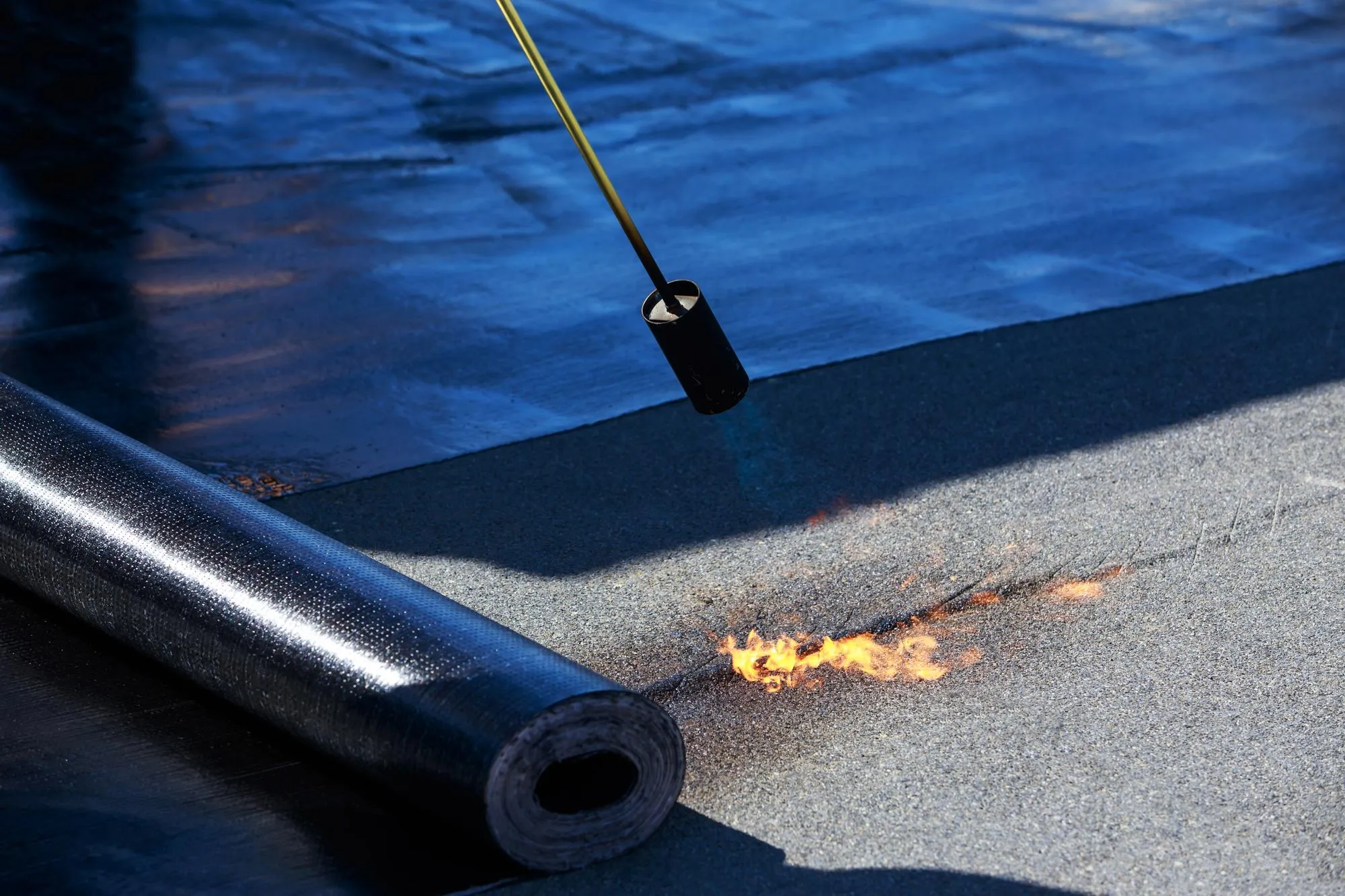Gas burner and roofing material