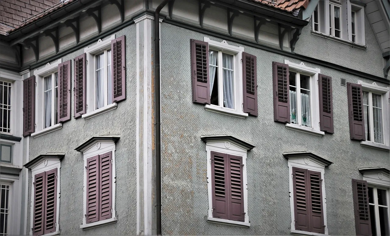 fasada, old house, stary windows, stare budynku, na zewnątrz budynku, okiennice, budynek mieszkalny, dom, strona główna, perspektywa, parapet, stare okna, budynki, szary dom, brudny, architektoniczny, szare okno, zewn trznie