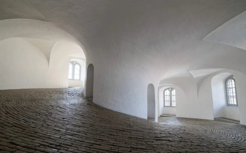 7 trików na optyczne podwyższenie niskiego sufitu w mieszkaniu
