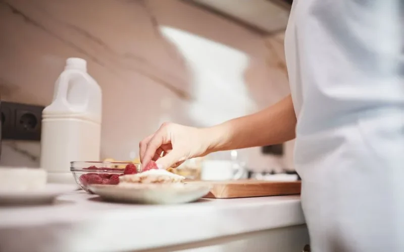 Jak dobrać wysokość blatu kuchennego do wzrostu domowników? Ergonomiczna kuchnia bez bólu pleców