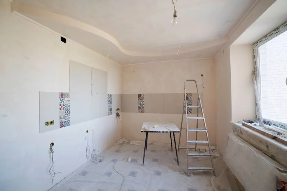 Remont łazienki bez kucia – jak poprowadzić nowe instalacje w rurkach peszla?