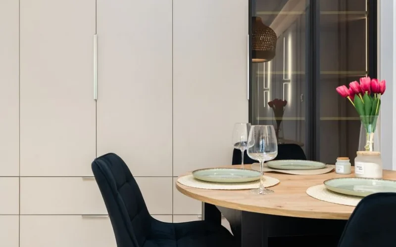 Stylish Kraków dining room with elegant tableware and decor enhancing modern design.